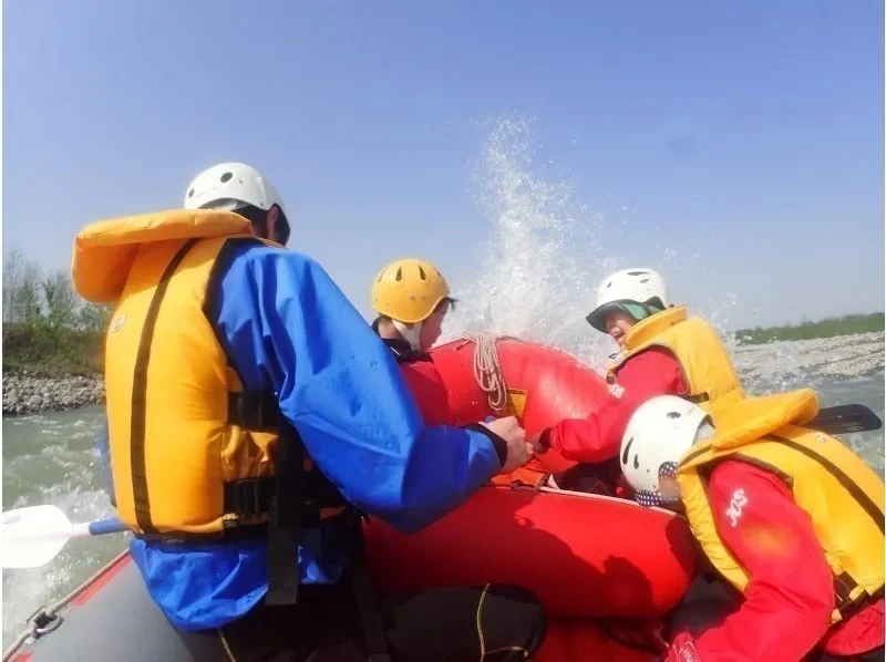 [นีกาตะ/โทคามาจิ] นักเรียนชั้นประถมศึกษาปีที่ 1 สามารถเข้าร่วมได้! ทัวร์ล่องแก่งแม่น้ำชินาโนะที่ใหญ่ที่สุดในญี่ปุ่น! พร้อมบ่อน้ำพุร้อนの紹介画像