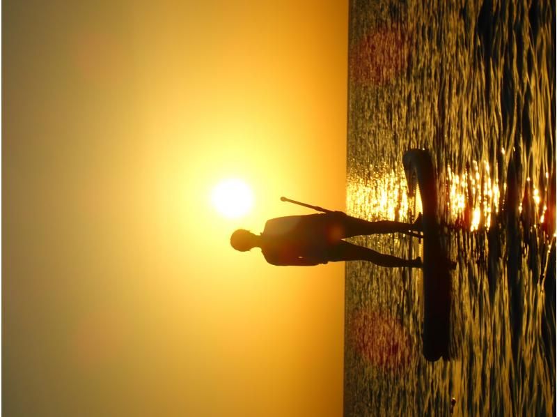【宮古島】サンセットSUPツアー～一面オレンジの水面の中で幻想的な体験を～防水スピーカー無料貸出♪●女性・カップル・ファミリーにおススメ●の紹介画像