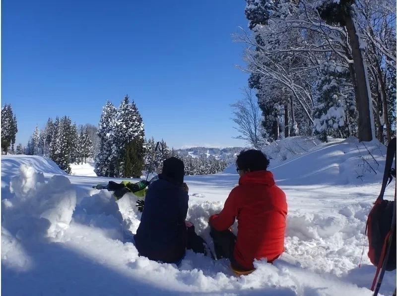 ✴️【นีงาตะ・โทคามาจิ・เดินป่าบนหิมะ】เดินป่าบนหิมะสุดสนุกในเขต "โทคามาจิ" ที่มีหิมะตกหนัก! รวมเวลาจิบชาและแช่น้ำพุร้อน (ครึ่งวัน)⛄️❄️の紹介画像
