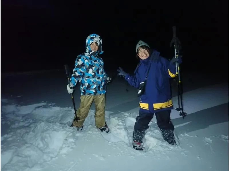 [นีกาตะ/โทคามาจิ/กิจกรรมเดินหิมะ(Snowshoe Night)] ไม่ต้องกังวลหากคุณไม่มั่นใจในความแข็งแกร่งทางกายภาพของคุณ! พร้อมไกด์! มาสวมรองเท้าเดินหิมะและเดินเล่นในดินแดนหิมะตอนกลางคืนกันเถอะ!の紹介画像