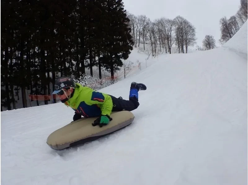 [Niigata/Tokamachi] Snow surface is slippery! Air board tour (half day, hot spring included)の紹介画像