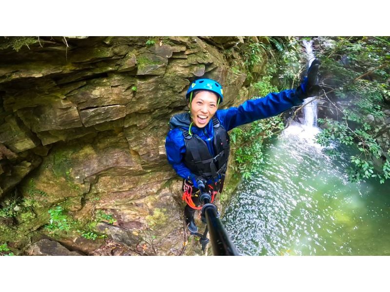 [Okinawa/Yanbaru] Adult play! Shower climbing & canyoning | Half day tour | Photos and videos includedの紹介画像