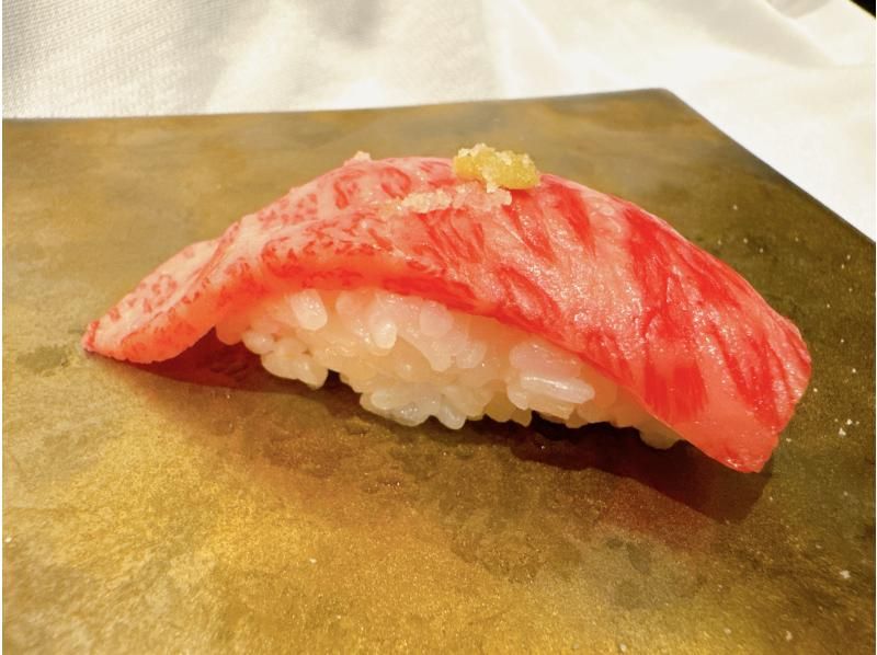Tuna, salmon, and Japanese beef nigiri sushi chef experience planの紹介画像