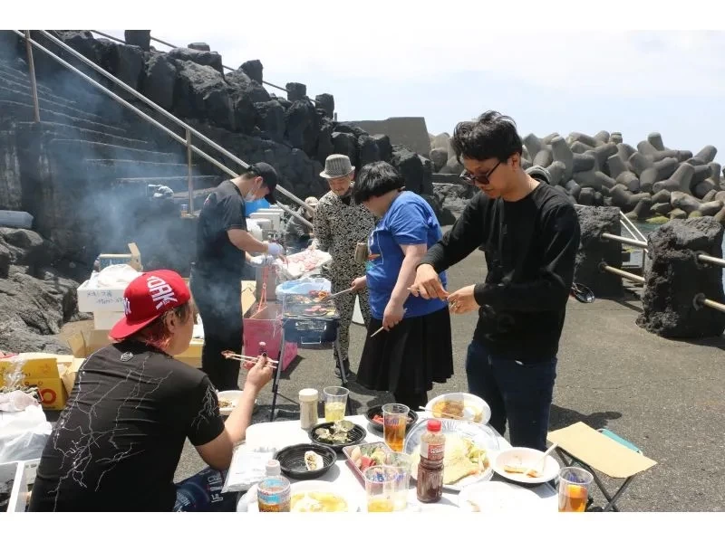 「株式会社F＆ハピネス」　東京・八丈島　バーベキュー（BBQ）を楽しむ人々