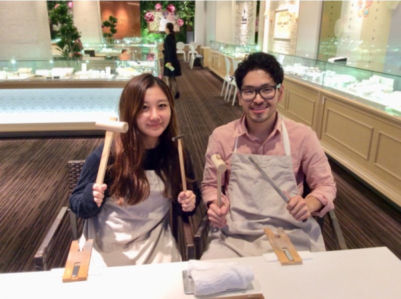 Couples enjoying the handmade ring experience at the jewelry shop and experience workshop at "Garden Shinsaibashi" in Osaka