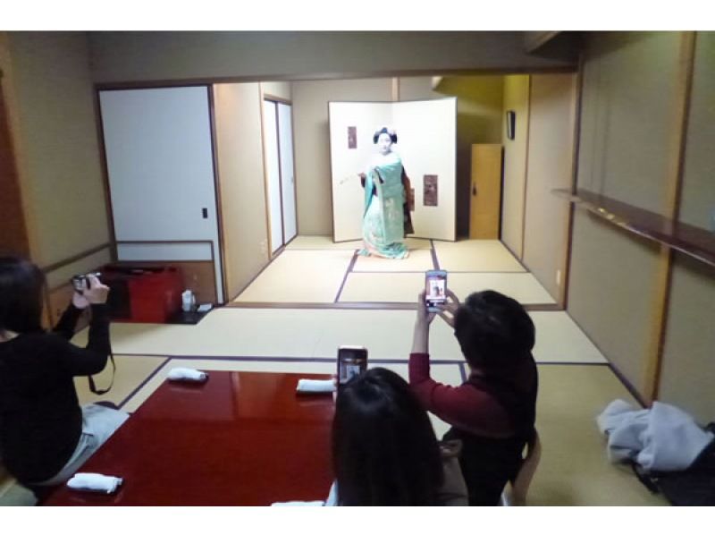 [เกียวโต/กิออน] กฎบัตรกลุ่ม! 60 นาที รวมประสบการณ์การเต้นรำเกียวโตและการเล่นเสื่อทาทามิของไมโกะの紹介画像