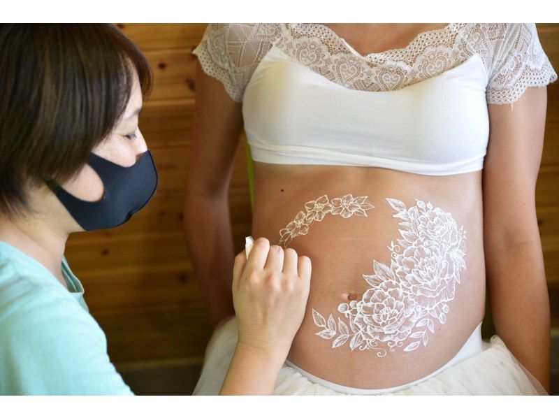 [Okinawa/Miyakojima] Would you like to keep your precious moments as a memory with maternity paint? Color your lovely big belly cutely!の紹介画像
