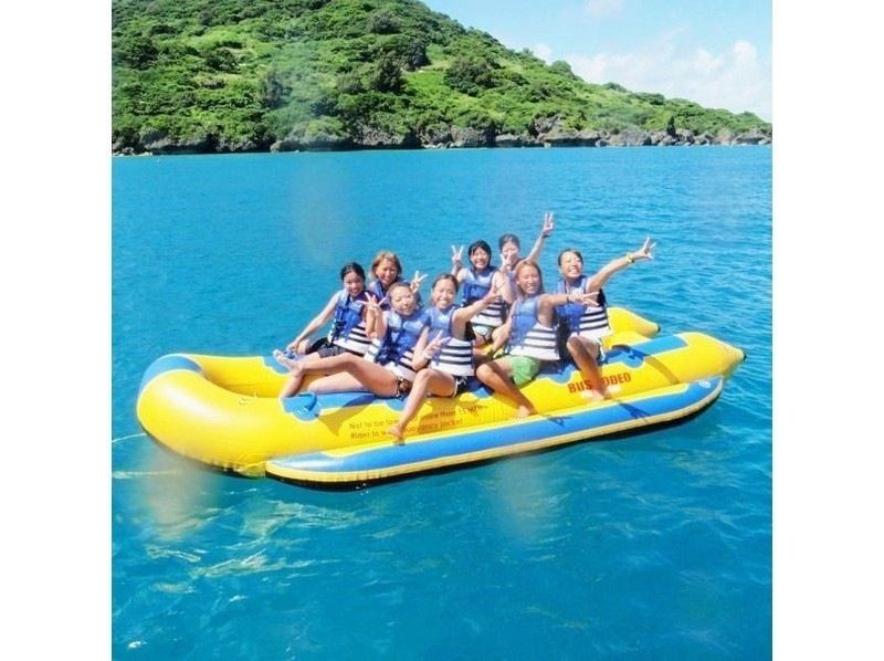 [沖繩/宇流麻市]僅限3月！畢業旅行計劃！無人島浮潛之旅和香蕉船 SUP 租賃の紹介画像