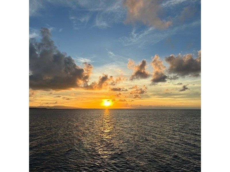 เกาะอิชิงากิ ล่องเรือ บาร์บีคิว บนเรือ! ล่องเรือชมพระอาทิตย์ตกชมทะเลสวยแบบหรูหรา! เด็กสามารถเข้าร่วมได้の紹介画像