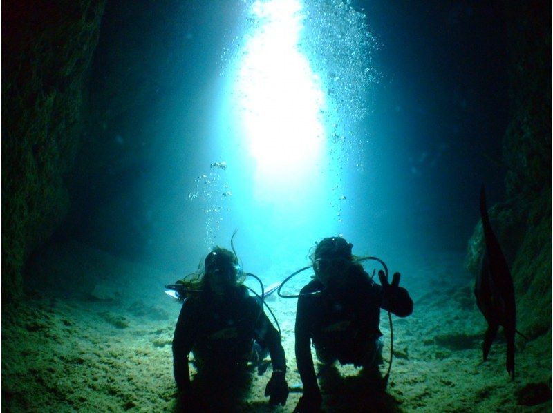 【오키나와 온나손】 “푸른 동굴 보트 체험 다이빙 & 패러세일 세트”の紹介画像