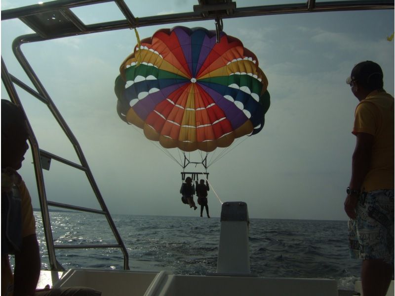 “超級夏季促銷2024”[沖繩縣恩納村]藍洞船體驗潛水和滑翔傘套裝”の紹介画像