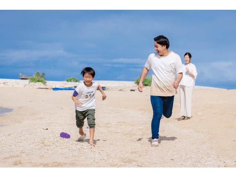 【本島南部・糸満・美々ビーチ】【納品枚数80枚前後〜】実績豊富な沖縄のプロカメラマンが家族写真(ファミリーフォト)ロケーション撮影の紹介画像