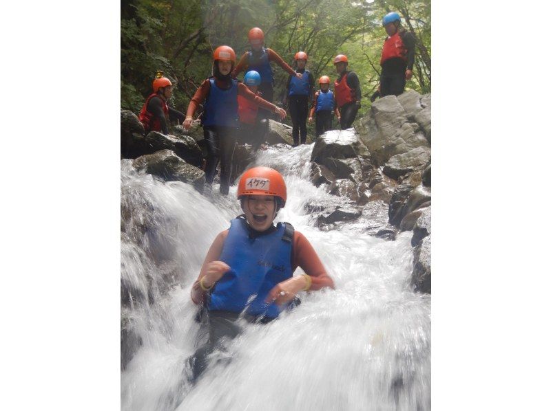 【栃木・那須】夏は川にどぼーーーーん! シャワークライミング　ジップラインコースの紹介画像