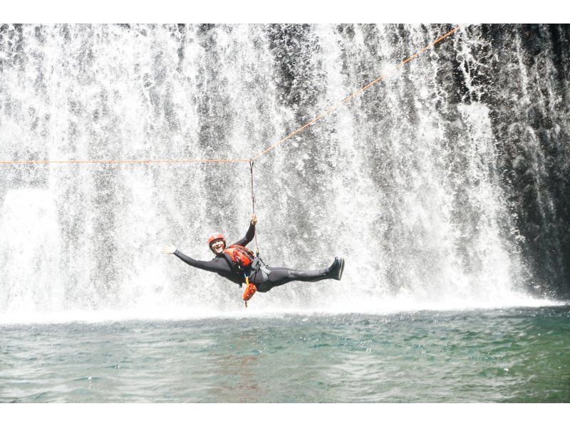【栃木・那須】夏は川にどぼーーーーん! シャワークライミング　ジップラインコースの紹介画像