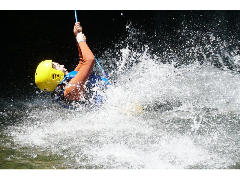 【栃木・那須】夏は川にどぼーーーーん! シャワークライミング　ジップラインコースの紹介画像