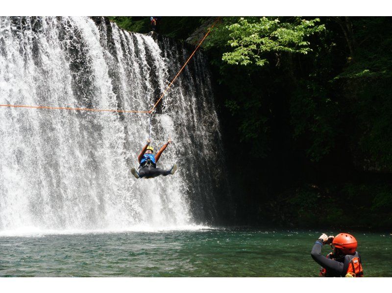 【栃木・那須】夏は川にどぼーーーーん! シャワークライミング　ジップラインコースの紹介画像