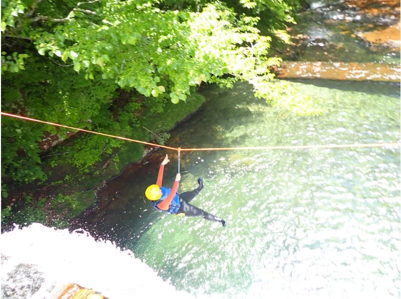 【栃木・那須】夏は川にどぼーーーーん! シャワークライミング　ジップラインコースの紹介画像
