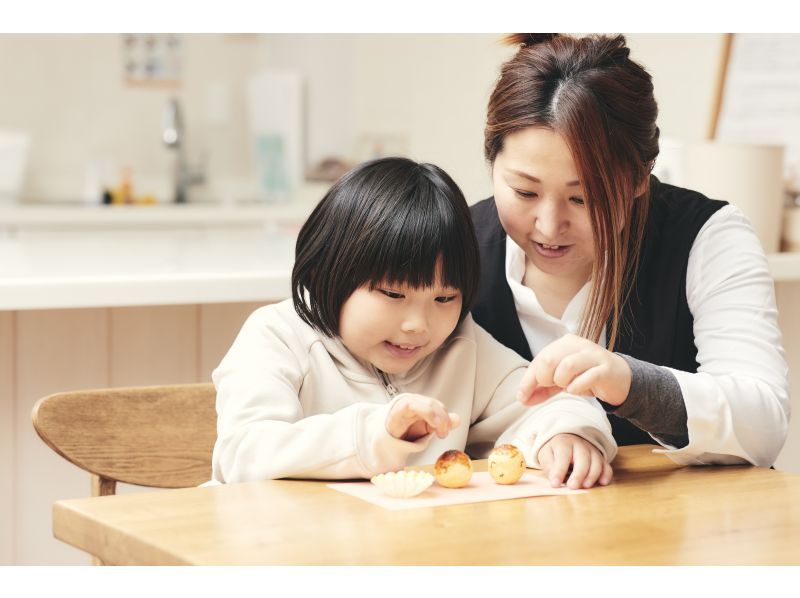 "Design Pocket Osaka Main Store" Parents and children enjoying the experience of making takoyaki food samples