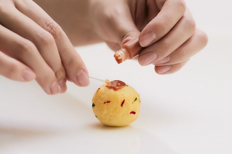 大阪の事業者「デザインポケット大阪本店」が実施するたこ焼き雑貨づくり