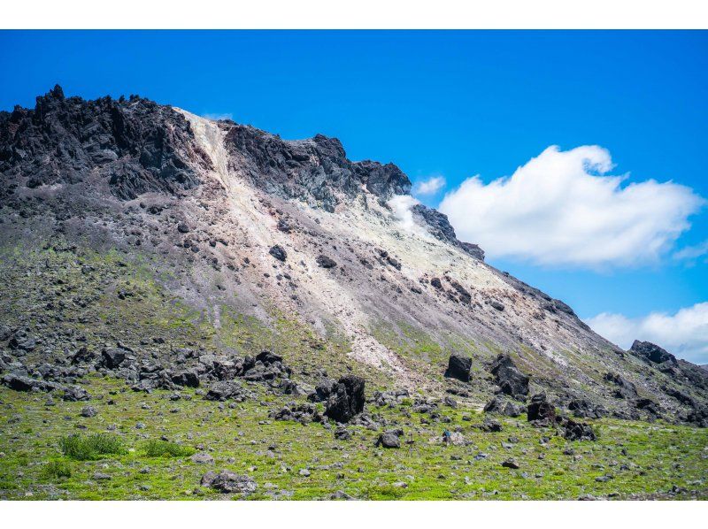 [Hokkaido/Noboribetsu] Hiking tour around Mt. Tarumae calderaの紹介画像