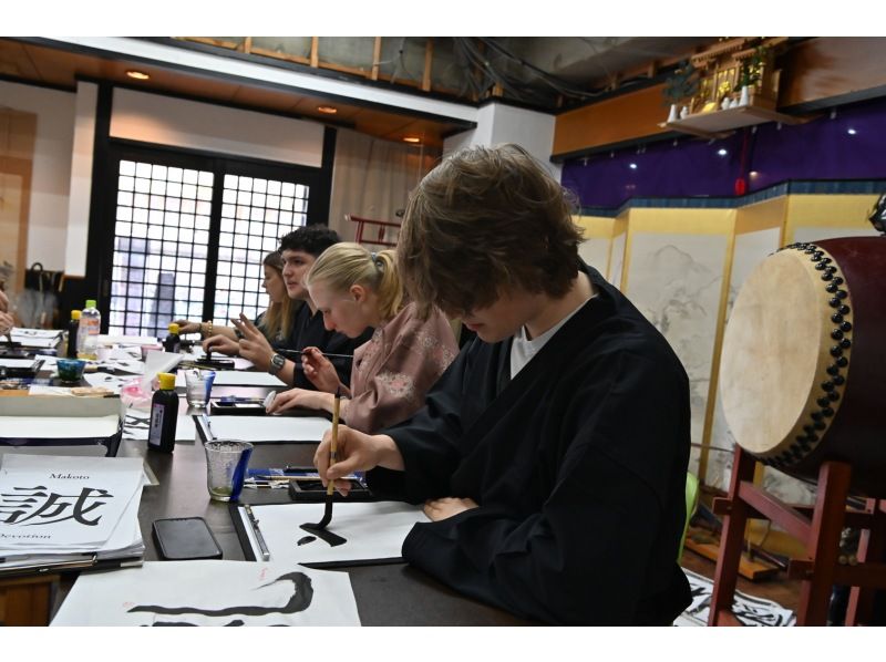 【By Osaka Castle】Learning Zen of Japanese Beauty Calligraphy in kimonoの紹介画像