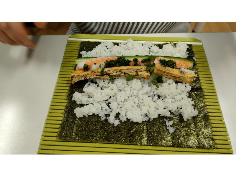 【池袋・東京】スプリングセール実施中　日本の味わいを満喫！寿司ローリング体験　太巻き・細巻き、小鉢＆デザートの紹介画像