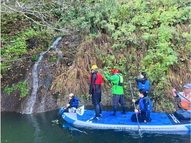 [Hokkaido, Yoichi/Akaigawa] Limited run until October! Forest Lake SUP ~ Relax in the quiet forest and clear air ~ Free wetsuit rental ♪ Ochiai Dam Lakeの紹介画像