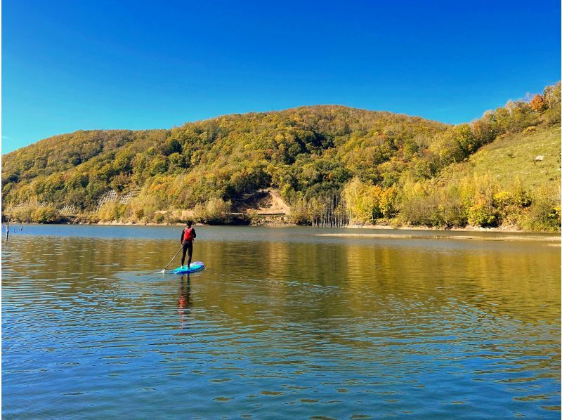 【北海道・余市／赤井川】10月まで限定開催！森の湖SUP 〜静寂な森と澄んだ空気に癒される〜ウェットスーツレンタル無料♪落合ダム湖の紹介画像