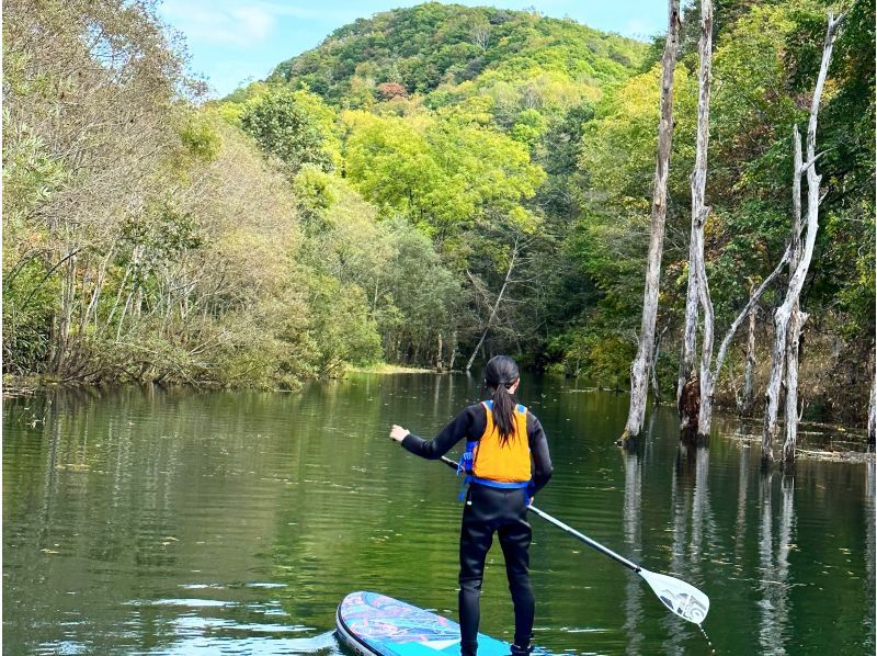 [ฮอกไกโด/โยอิจิ/อาไคกาวะ] กิจกรรมจำกัดจนถึงเดือนตุลาคม! Forest Lake SUP ~ ผ่อนคลายในป่าอันเงียบสงบและอากาศแจ่มใส ~ เช่าชุดดำน้ำฟรี♪ ทะเลสาบเขื่อน Ochiaiの紹介画像