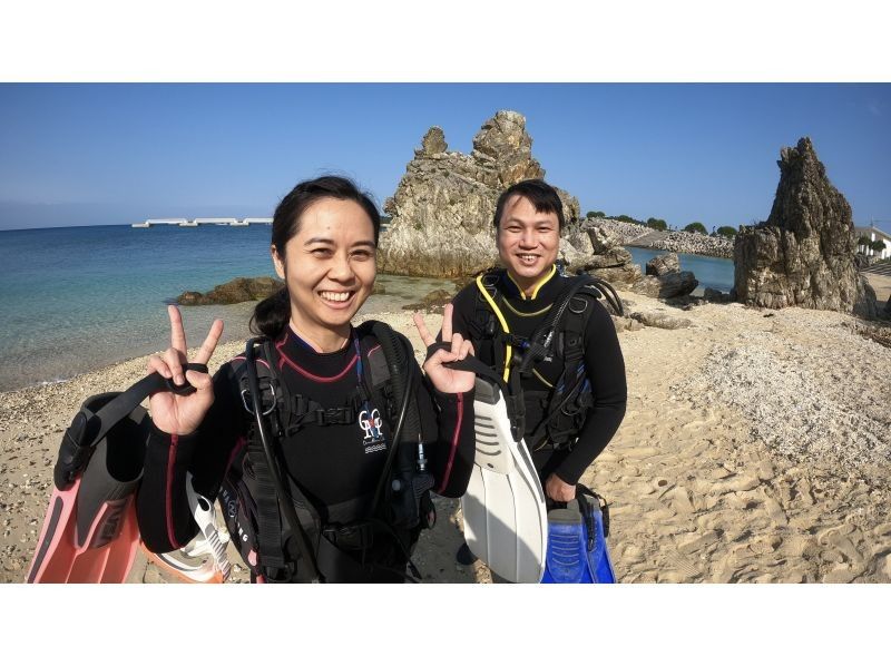 Okinawa, Motobu Town, Gorilla Chop Beach Fun Diving is very popular among beginners and divers who have never divered before. Free GoPro photo data service and all equipment rental fees are included!の紹介画像