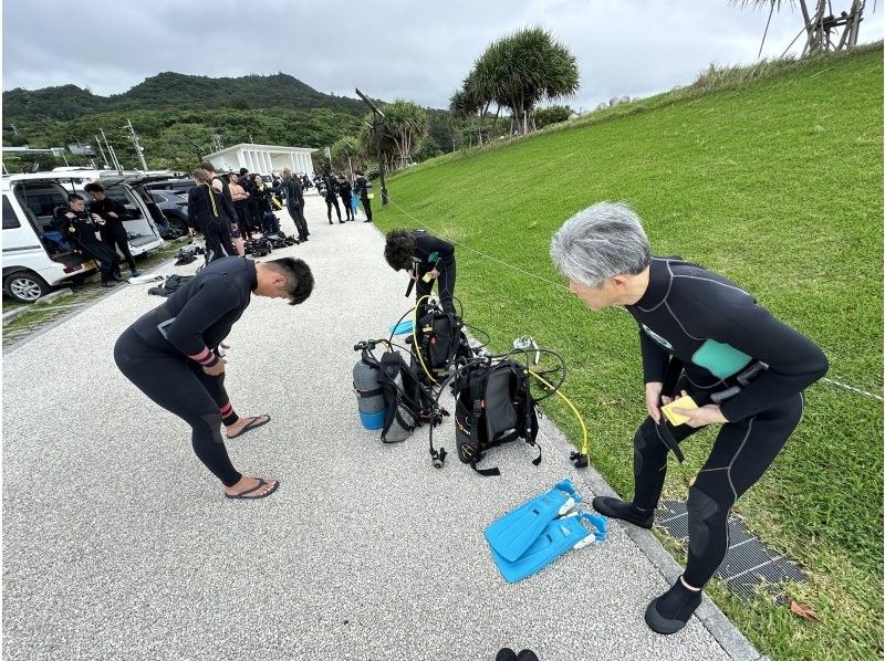 Okinawa, Motobu Town, Gorilla Chop Beach Fun Diving is very popular among beginners and divers who have never divered before. Free GoPro photo data service and all equipment rental fees are included!の紹介画像