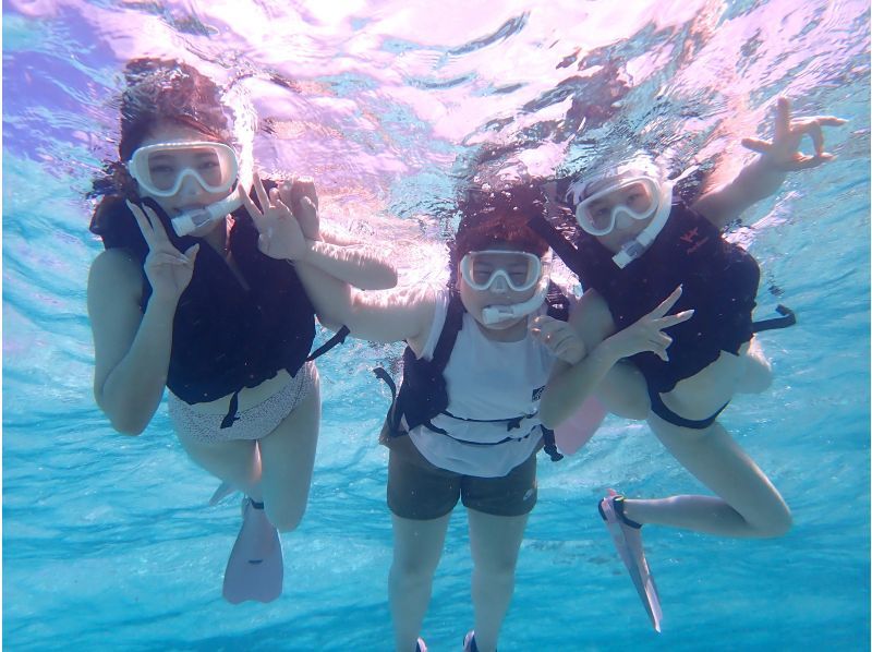 [The only one in Miyakojima! A comfortable snorkeling shop with free facilities] Anyone from 3 to 75 years old can enjoy it! The store is a 15-minute walk from the city center, so you can feel safe!の紹介画像