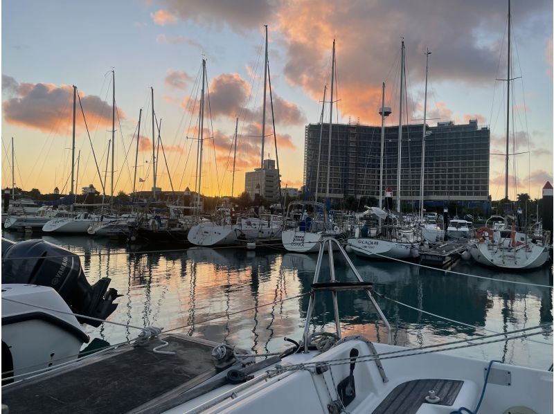 [Okinawa, Ginowan] A different kind of Okinawan marine sports experience - Executive experience Sailing Cruiser Yacht runs on wind power only without an engine!の紹介画像