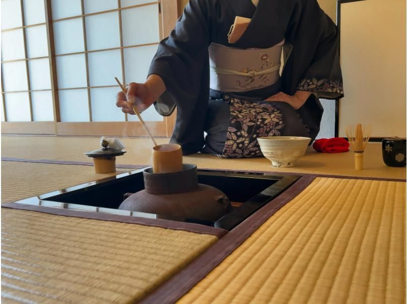 [神奈川/镰仓]“茶道体验”在明治时代创立的老字号和服店选择您最喜欢的和服并穿上它。何不穿上和服一边泡茶一边享受茶道的感觉呢？の紹介画像