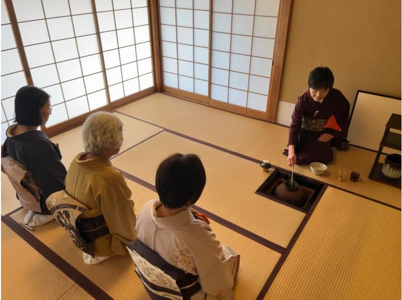 [神奈川/鎌倉]「茶道體驗」在明治時代創立的老字號和服店選擇您最喜歡的和服並穿上它。何不穿上和服一邊泡茶一邊享受茶道的感覺呢？の紹介画像