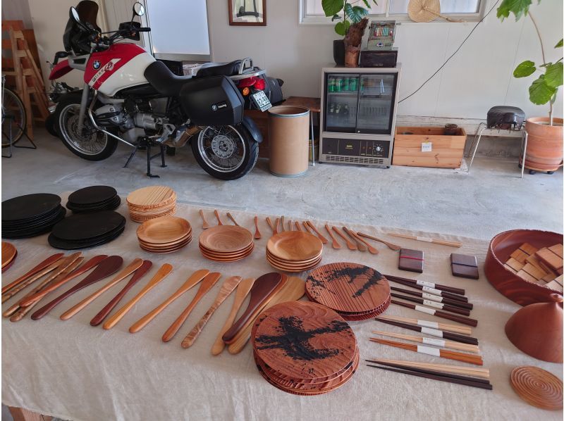 [Yamaguchi/Shimonoseki] Enjoy home-roasted coffee in a wooden cup! Make butter knives using professional machines at a workshop specializing in wooden tableware surrounded by nature and the sea.の紹介画像