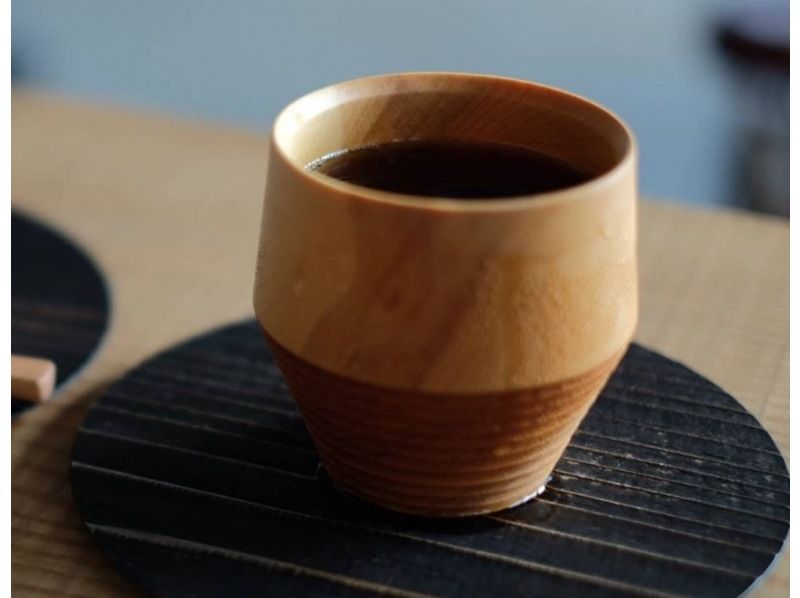 [山口/下关]在木杯中享用自制咖啡！在被大自然和大海包围的木制餐具专业作坊中，使用专业机械制作黄油刀。の紹介画像