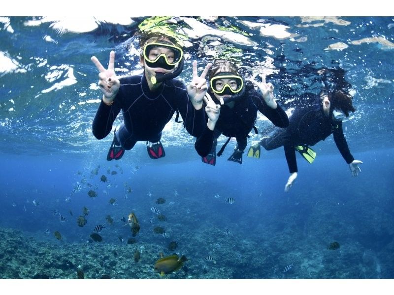 【沖繩・恩納村】青の洞窟シュノーケリング（ボートダイブ） 無料写真・ビデオ撮影と魚の餌付け体験