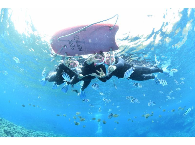 【沖繩・恩納村】青之洞窟 浮潛（船潛）免費照片&影片的及餵魚體驗の紹介画像