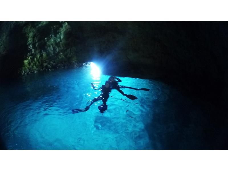 [Okinawa/Onna Village] Aono Cave Float (Funaba) free photo & video footage and fish experienceの紹介画像