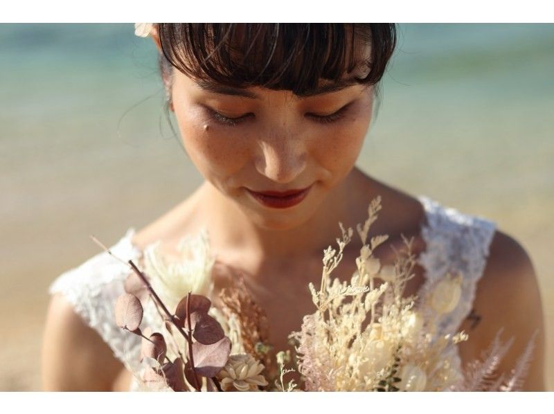 [Okinawa, Onna Village] Okinawa wedding photo 2-3 hours! All dresses and costume rentals included + 1 hour of unlimited shooting & all data gift! Hair and makeup can be selected!の紹介画像