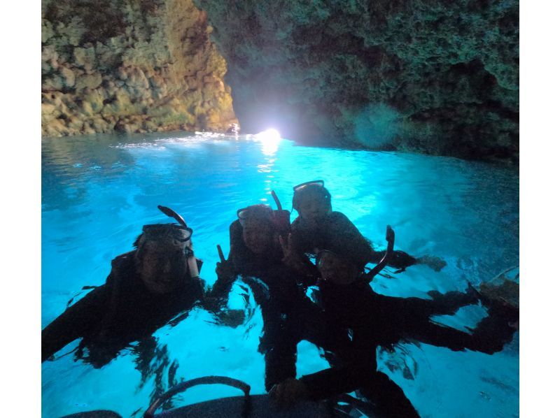 Same-day reservations OK! [Okinawa, Onna Village] Go by boat! Blue Cave Snorkeling Free GOPRO photography Brother Lau's shop! Same-day reservations OK!の紹介画像