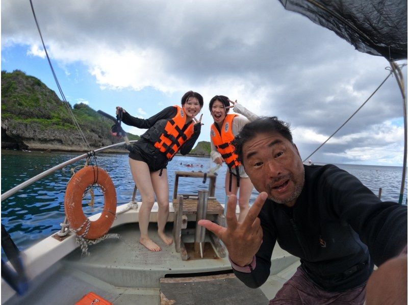 当日予約OK！【沖縄・恩納村】ロングタイム青の洞窟スノーケリング　GOPRO撮影無料　ラウ兄のお店！当日予約OK！の紹介画像