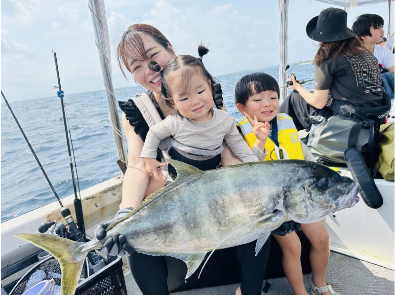 Gomoku fishing, sea fishing, fishing boat, Okinawa remote island, Ishigaki Island, Family Fishing Yu, big fish, family, children