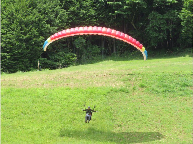 【埼玉・ときがわ町】マンツーマンレッスンで斜面を使って飛んでみよう！パラグライダー浮遊体験に挑戦””の紹介画像