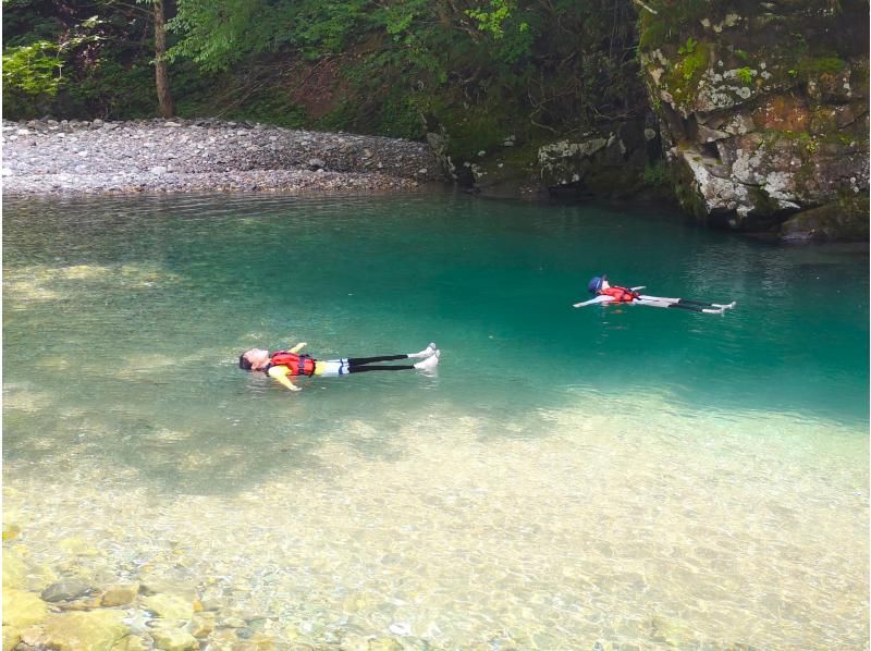 [Akita・Shirakami-Sanchi] Shirakami-Sanchi 1-day river trekking - A day of fun for adults and children alike in the clear stream ♪ For beginners <Free photo data>の紹介画像