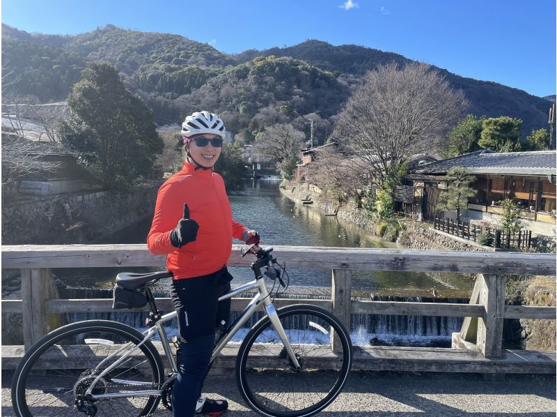 京都“Road Bike Rental Japan LLC“ 一位男士正在享受騎自行車的樂趣