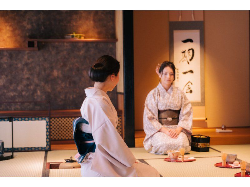 [Kyoto City/Nishiki Market] Experience a tea ceremony wearing a kimono ~ Near the Nishiki Market in the center of Kyoto City, 4 minutes from the station! (After the experience, you can go out in kimono until 17:30)の紹介画像