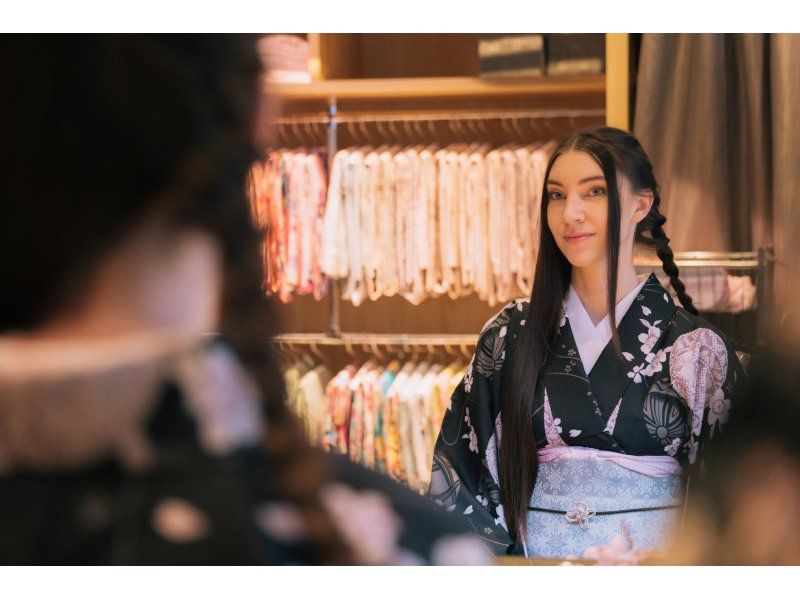 [Kyoto City/Nishiki Market] Experience a tea ceremony wearing a kimono ~ Near the Nishiki Market in the center of Kyoto City, 4 minutes from the station! (After the experience, you can go out in kimono until 17:30)の紹介画像