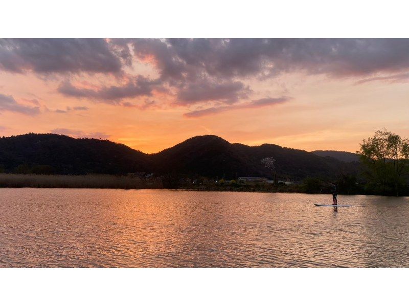 [ชิงะ/โอมิฮาจิมัน] ล่องเรือ Sunset Suigo SUP! ☆ทัวร์หมู่บ้านน้ำ Azuchihachiman SUP หนึ่งในแปดทิวทัศน์อันงดงามของทะเลสาบบิวะ☆! พระอาทิตย์ตก Suigo ที่ยอดเยี่ยม! หลักสูตร 1.5 ชั่วโมงの紹介画像